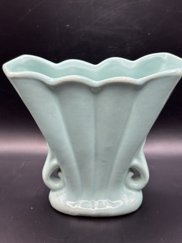 Vintage Camark Fan Vase Art Pottery Light Green. - Picture 3 of 7