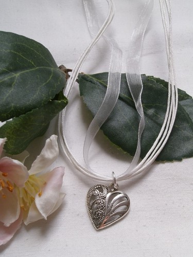 HERZ HALSKETTE SILBER ORGANZA TRACHT DIRNDLKETTE KETTE DIRNDL ANHÄNGER weiß - Picture 1 of 16