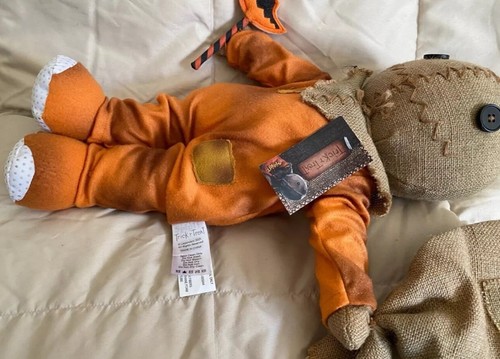 Spirit Halloween Trick R’ Treat Sam Plüsch | Offiziell Lizenziert | Horror Deko | - Bild 6 von 6