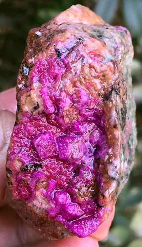 Muestra de cristal metasomático de calcita cobalto púrpura y rojo natural 122 g ip1190 - Imagen 2 de 10