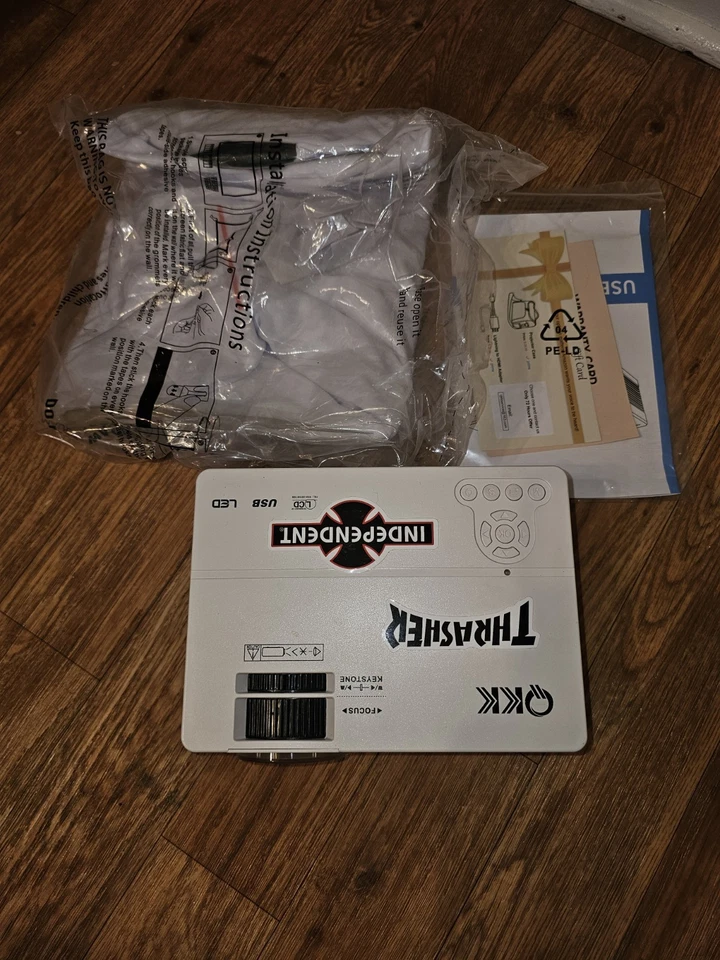 Mini Proyector LED QKK - NUEVO / Caja Abierta - Compatible 1080p - HDMI, USB, AV, VGA - Foto 2 de 3