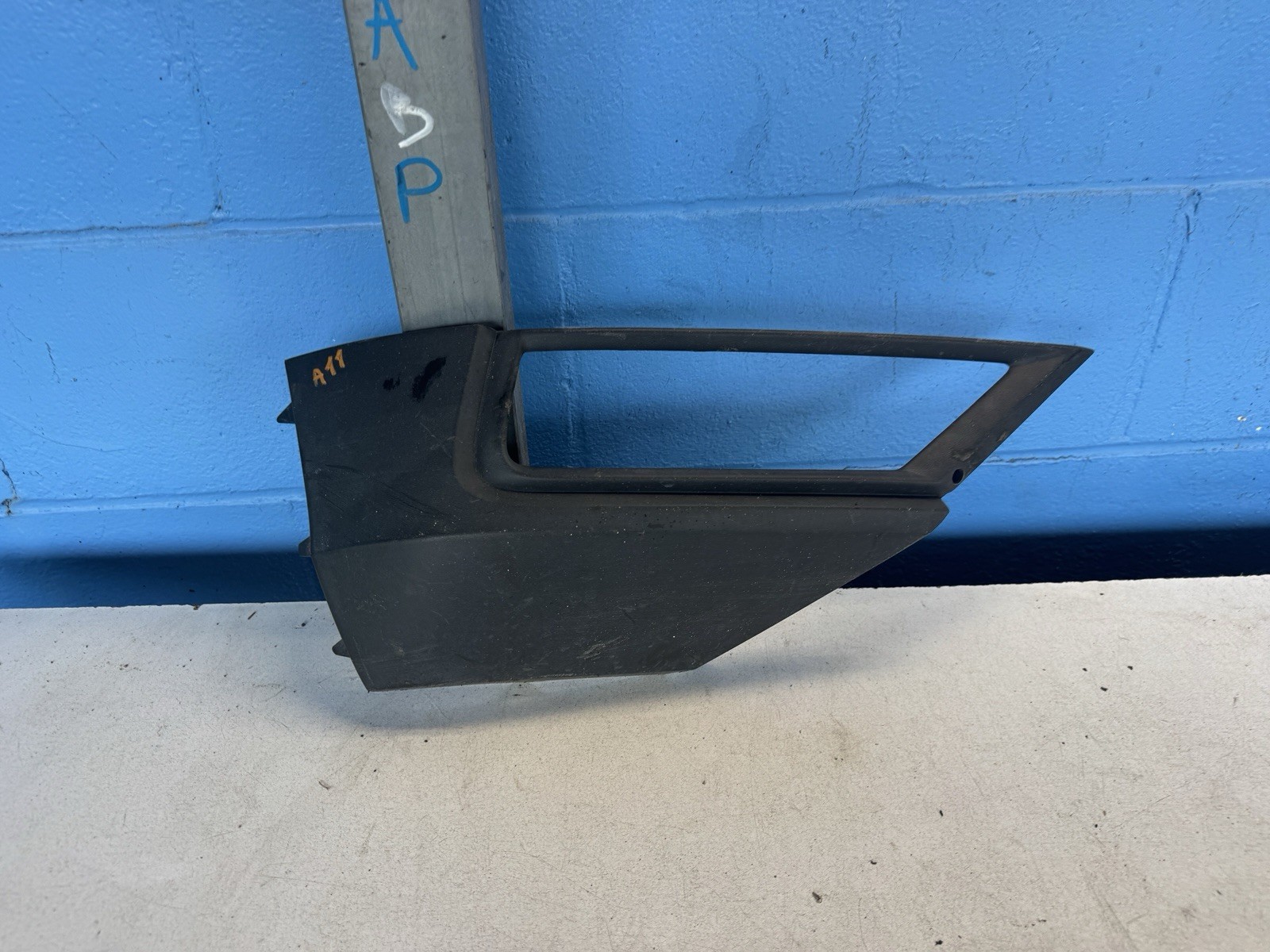 2018-2021 VOLKSWAGEN TIGUAN RIGHT FOG LIGHT TRIM BEZEL OEM 5NN-853-212-B-9B9