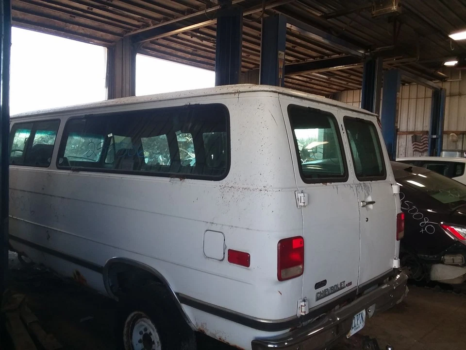 Front Bumper Excluding 30 Hd Chrome Fits 92-96 CHEVROLET 30 VAN 2074208 - Image 3 of 4