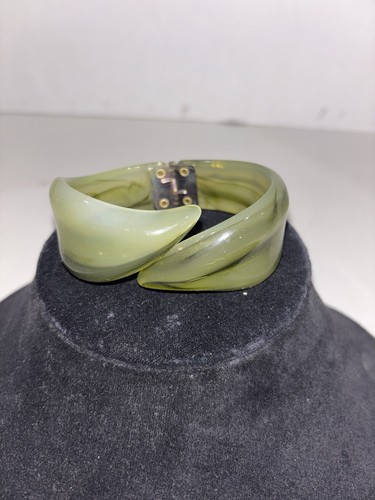 Vintage Women’s Hinged Chunky Marbled Green & White Acrylic / Lucite Bangle - Picture 1 of 5