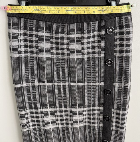 "Suéter negro y gris a cuadros a juego mangas de 3/4"" falda adornada con botones sintéticos" - Imagen 7 de 24