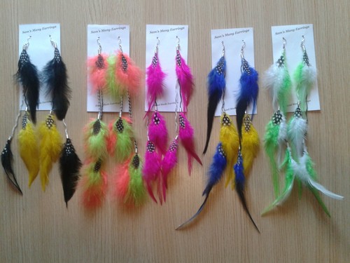 Boucles d'oreilles longues plumes coq et marabou sur cuir faites main - Photo 1/6