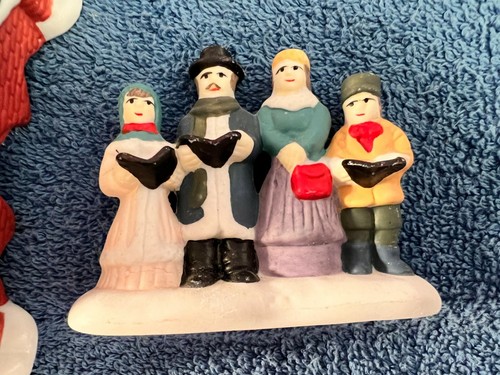 Accesso Villaggio di Natale. Coro di famiglia in ceramica vintage e piccolo ponte MAX6317 - Foto 2 di 6