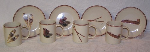 LL Bean Winter Lodge Set - 4 Tassen & 4 Teller - Rodel, Stiefel, Himmel, Schneeschuhe
