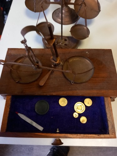 Lot De 4 Petites balances en laiton massif et bois avec quelques poids En L'état - Picture 1 of 5