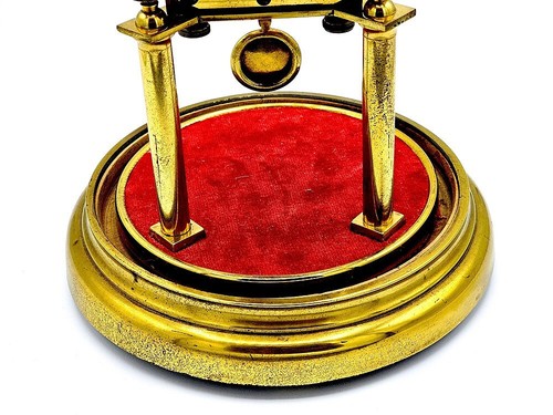 Antiguo reloj de péndulo de mesa de latón con cúpula de cristal y llave c 1900 - Imagen 5 de 13