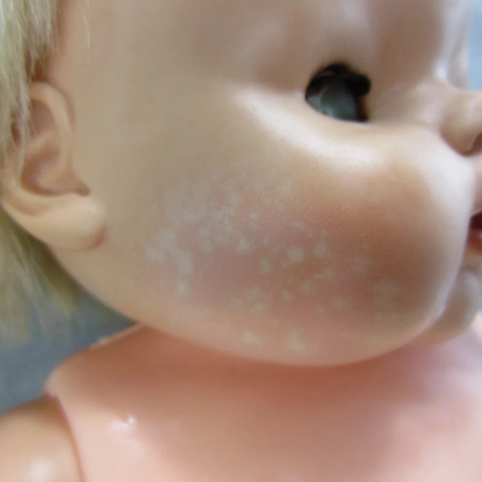 Muñeca bebé Eegee mejillas gruesas ojos dormidos cabello enraizado niño cuerpo de plástico 16" Foto 4 de 4