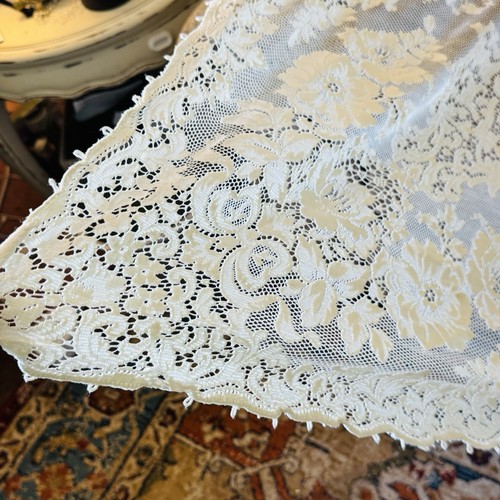 VTG Quaker Lace Cloth Antique Floral Lace 50” X 74” Tablecloth Table Cover Read - Picture 2 of 12