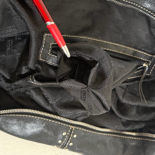 Bolso de hombro Michael Kors Astor de cuero negro plateado con tachuelas y cremallera - Imagen 14 de 17