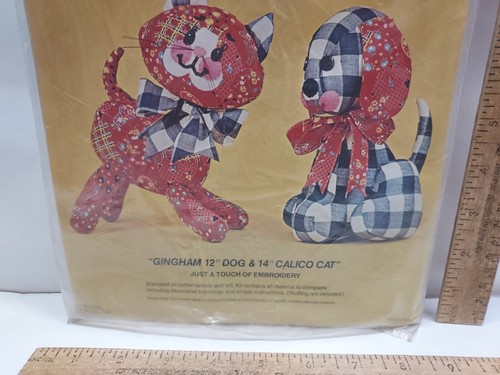 BUCILLA Neddlecraft - 2851 - "GINGHAM 12" DOG & 14" CALICO CAT" - Picture 4 of 9