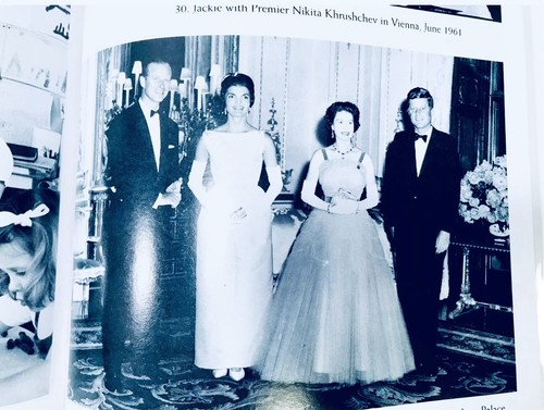 America's Queen The Life Of Jacqueline Kennedy Onassis Sarah Bradford HC 1st Ed - Foto 6 di 10