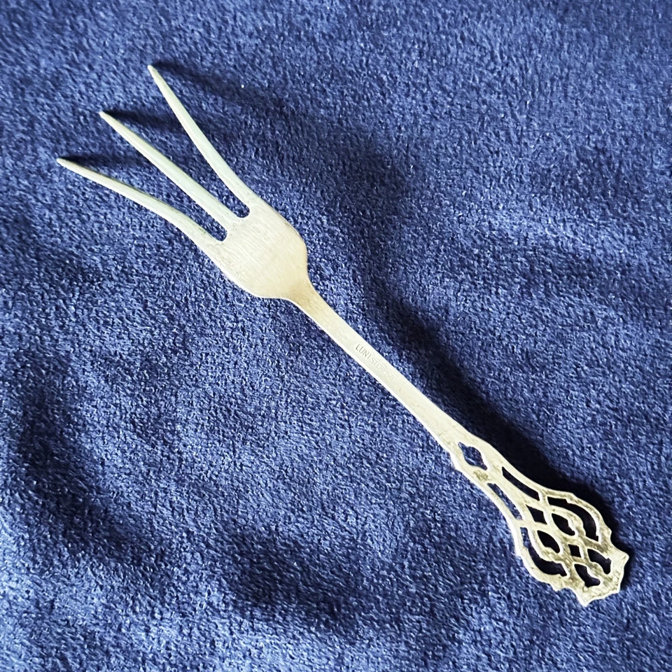 Tenedor de limón LUNT Chippendale plata de ley 1910 0,4 oz (10 gm) 5" Foto 3 de 4