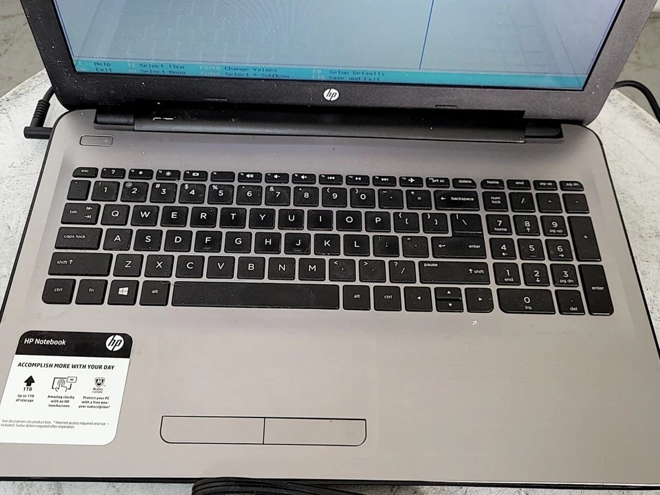 Portátil HP 15-ba113cl X7T77UA-ABA AMD A10-9600P 12 GB 500 GB VER NOTAS Foto 2 de 4