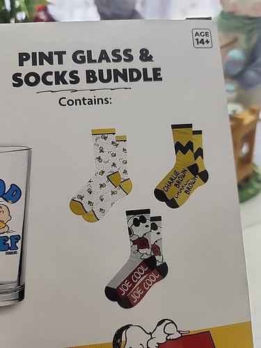 Paquete de vasos y calcetines de pinta Peanuts nuevo en caja - Imagen 4 de 4