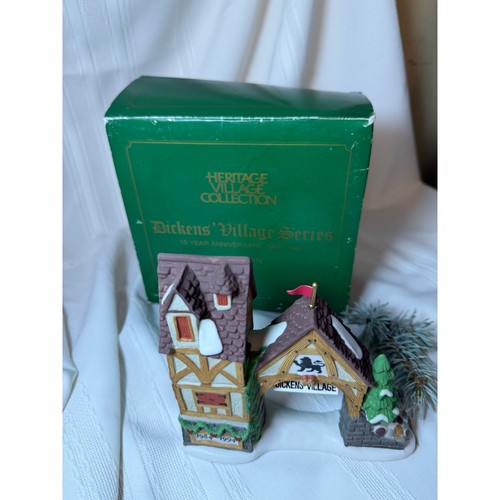 Poster Dept 56 Dickens’ Village 10 Anniversario 1984-1994 9871-0 - Foto 5 di 6
