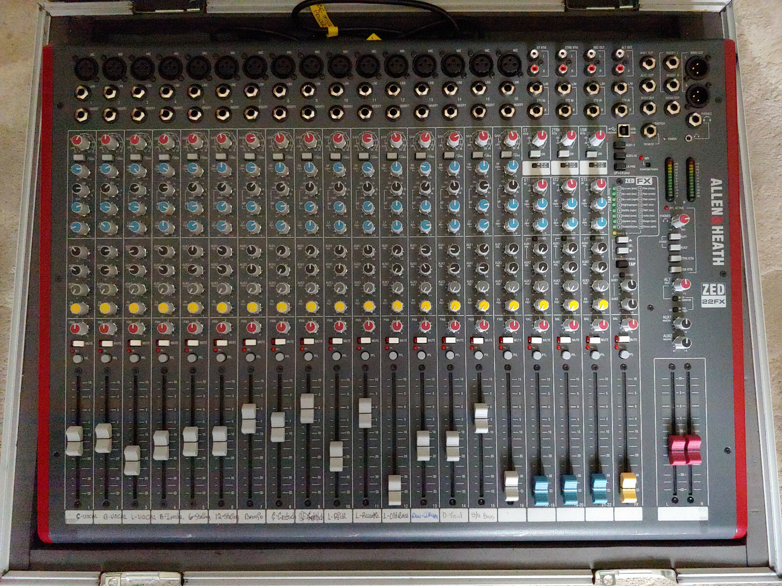 Allen Heath-Mischer zed-22fx Hervorragender Zustand mit Airplane Case.Kaum gebraucht. Allen Heath-Mischer zed-22fx Hervorragender Zustand mit Airplane Case.Kaum gebraucht.