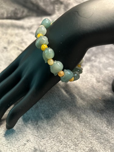 Vintage Jadeite/Jade Stretch Hand Carved Bracelet - Picture 2 of 4