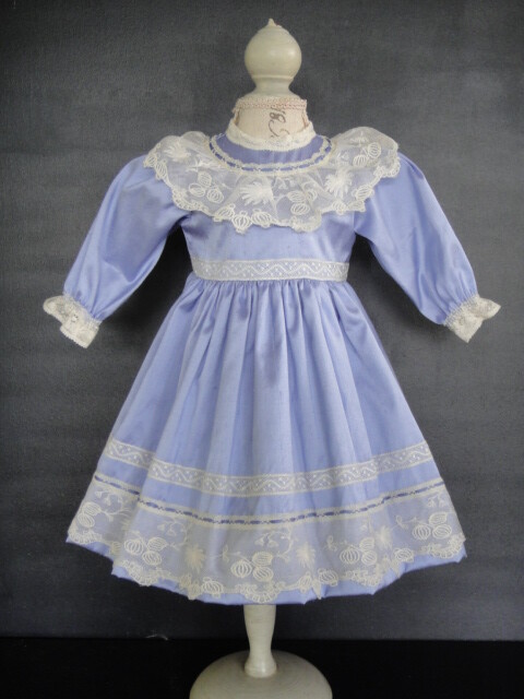Kleid für Doll Antik Modern von 45 cm aus Seide Blau - Doll Kleid. G.Bravot Kleid für Doll Antik Modern von 45 cm aus Seide Blau - Doll Kleid. G.Bravot