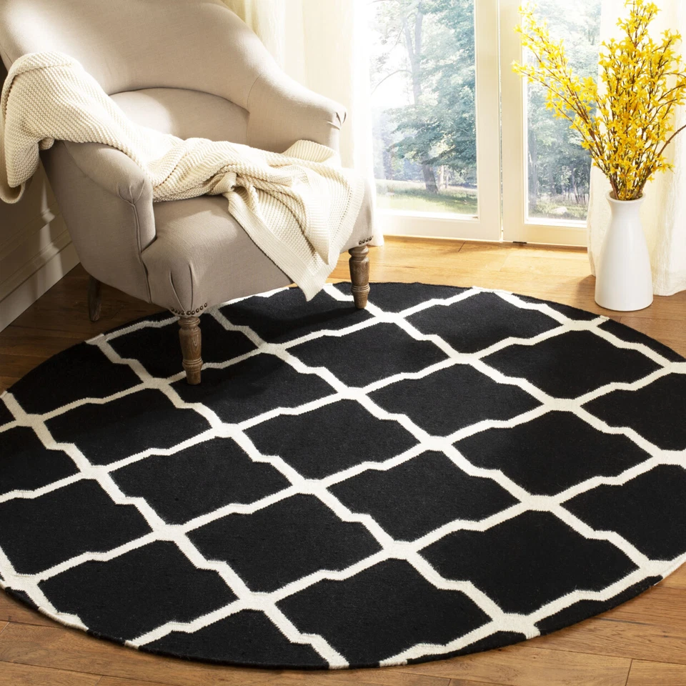 SAFAVIEH Dhurries DHU634A Handwoven Black / Ivory Rug - Image 2 of 4