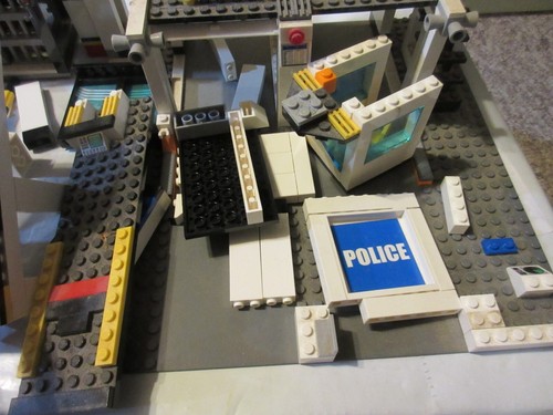 VINTAGE LEGO POLICE STATION LEGO LOT - Picture 16 of 23