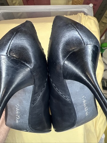 Calvin Klein Pumps Größe 9,5 M schwarz spitz zulaufend Leder Logo Kette Vintage - Bild 7 von 9