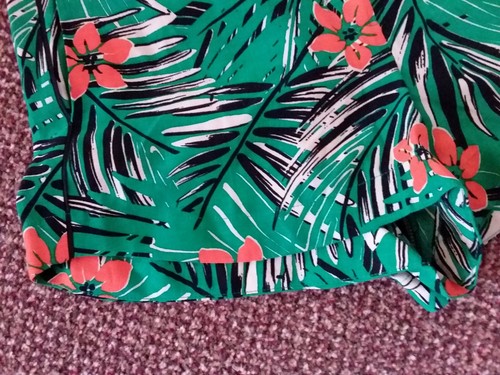 BNWT - TOP SHOP - WOMENS GREEN/ORANGE/WHITE PATTERNED SHORTS - SIZE 8 - Picture 3 of 5