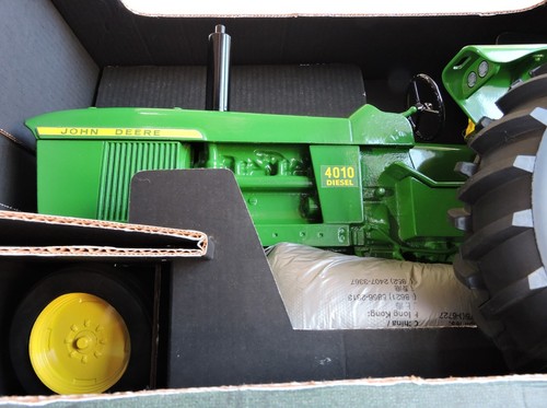 2000 VTG John Deere 4010 Tractor 40th Ann No.FY-1011 1/8th Scale NEW IN ORIG BOX - Picture 17 of 22