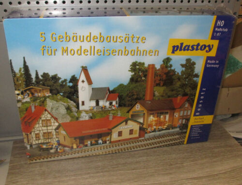 Plastoy/Faller Dorf-Set, Zweinitz,  Bahnhof Kirche Haus Brauerei Gartenhaus - Afbeelding 1 van 2