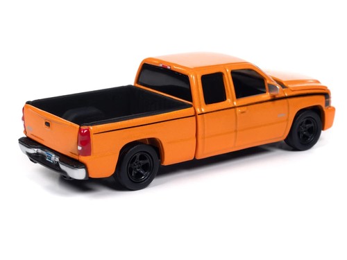 Auto World 1/64 2006 Chevy Silverado SS AW Exclusive 2496 Made SCM169 - Picture 5 of 7