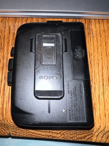 Sony Walkman WM-FX103 FM/AM Cassette Player -- Casette Player DOES NOT WORK - Picture 8 of 12