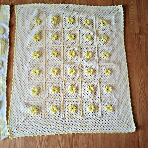 Set di due coperte per bambini in maglia gialla e bianca con fiori all'uncinetto - 30"x37" ciascuna - Foto 3 di 5