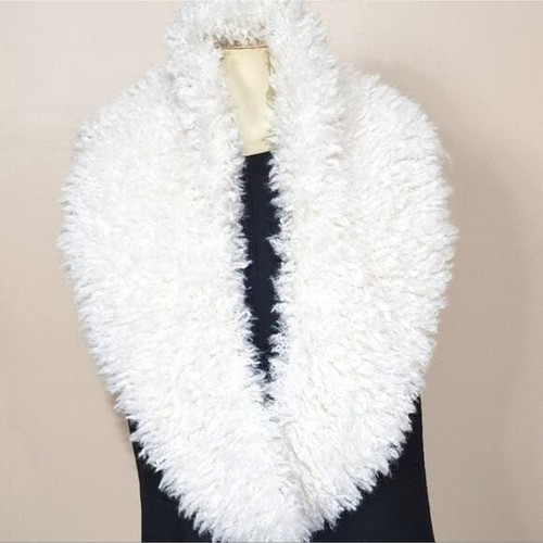 Vintage Luxurious White Oversized Faux Fur Collar Wrap - Picture 3 of 10