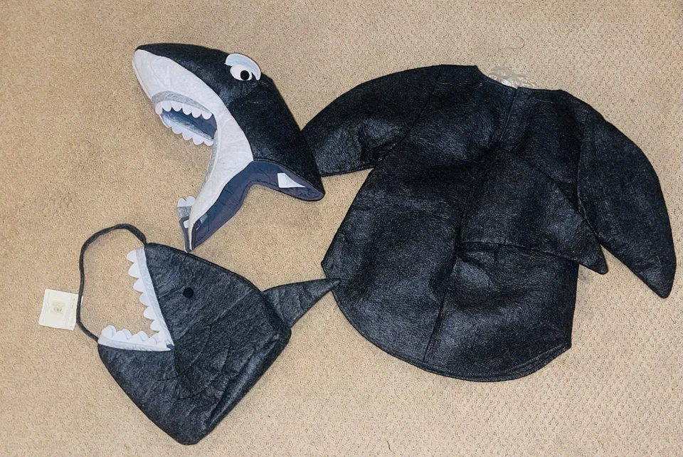 Disfraz Pottery Barn 3D de tiburón gris 2 piezas con bolsa de golosinas de tiburón talla 2T-3T Foto 3 de 4