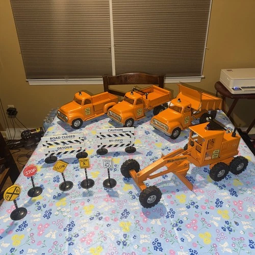 New Listing1956 Tonka State Hi-Way Road Signs All Original Excellent