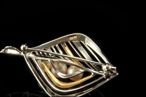VINTAGE PEARLS SILVER 18K GOLD LEAF SHAPE PIN BROOCH A96997 - Picture 3 of 3