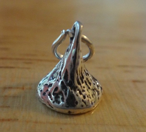 Dije de plata esterlina 3D pequeño 9x9 mm chip de chocolate o beso Hershey - Imagen 3 de 4