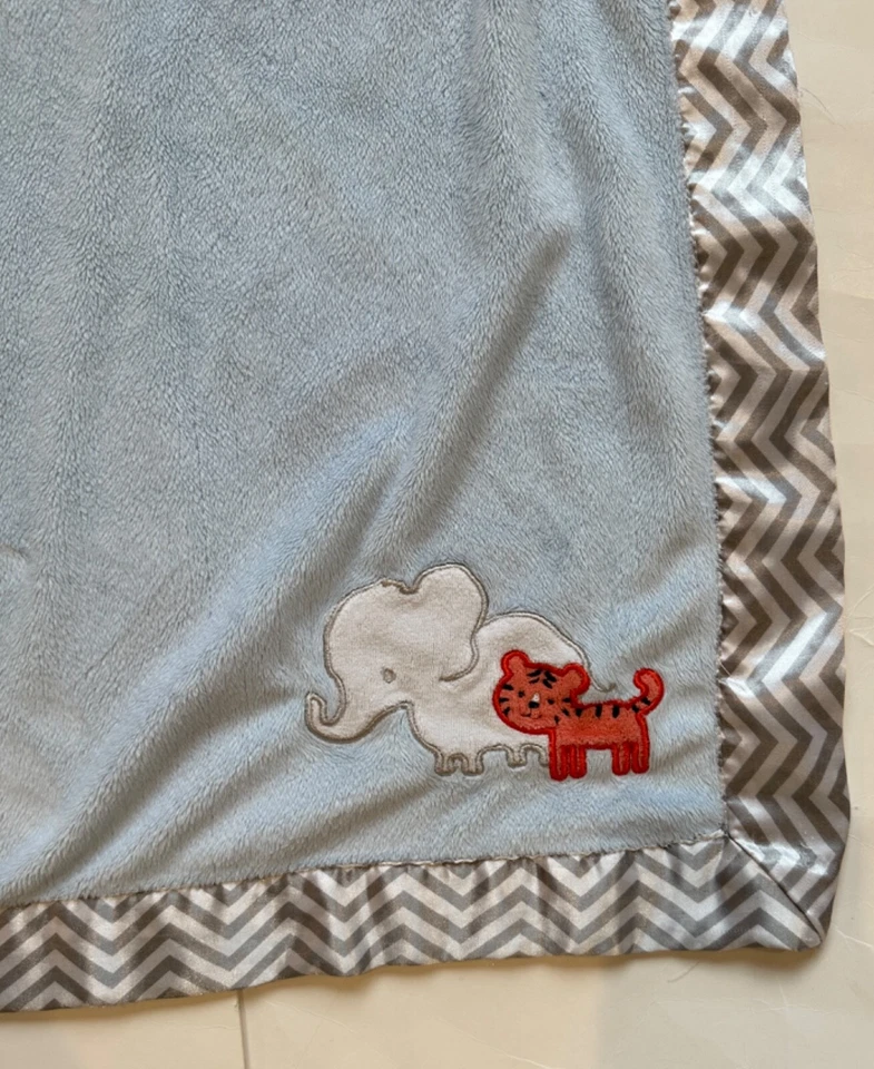 Manta Carters Just One You Elephant Tiger Azul Chevron Zigzag Satén Bebé Niños Foto 3 de 4