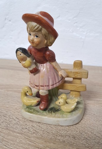 Statuina decorativa in porcellana bambina con bambola fatta a mano vintage - Foto 3 di 10