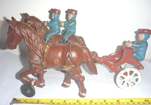 Juguete de hierro fundido de colección - 2 caballos - 3 bomberos y carro de 2 ruedas - Imagen 11 de 11