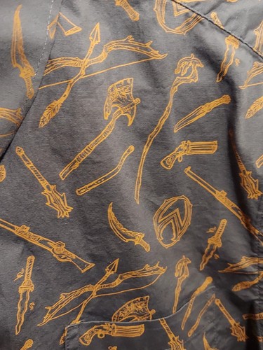 Camiseta con botones probada en batalla en Exandria para hombre talla mediana armas armas - Imagen 3 de 10