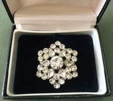 VINTAGE ART DECO JEWELLERY - CLEAR GLASS TEARDROP SNOWFLAKE BROOCH