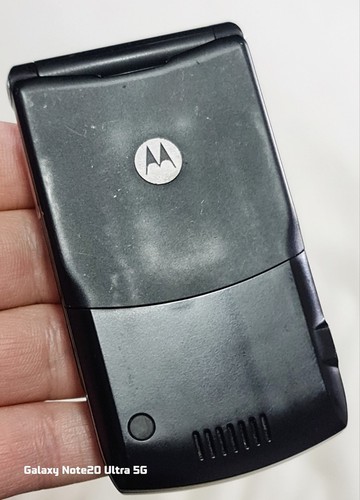 Motorola RAZR V3 (Unlocked) Flip Phone Excellent Condition With Charger - Picture 7 of 12