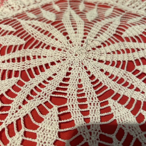 Vintage Handarbeit gehäkelt weiß mit rosa Deckchen 13 Zoll rund gewellter Rand Baumwolle - Bild 3 von 6