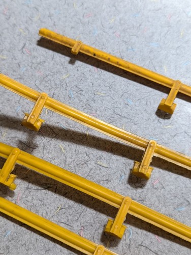 Aurora TOMY AFX Yellow Guard Rails HO Scale 10 Pieces - AS-IS - Picture 6 of 6