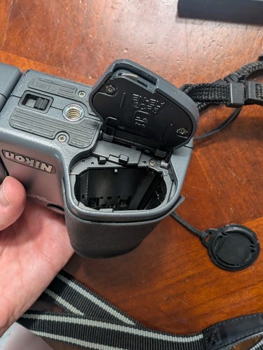 Nikon COOLPIX 995 3.2MP Digital Camera Video  (UNTESTED) Working No Memory Card  - Picture 12 of 14