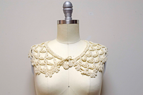 Antiguo cuello de vestido vintage de ganchillo arrugado marfil con lazo frontal - Imagen 3 de 4